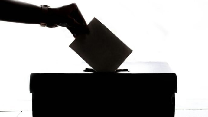 Glasač ubacuje listić u glasačku kutiju - kvote kladionica za parlamentarne izbore u Srbiji 2026